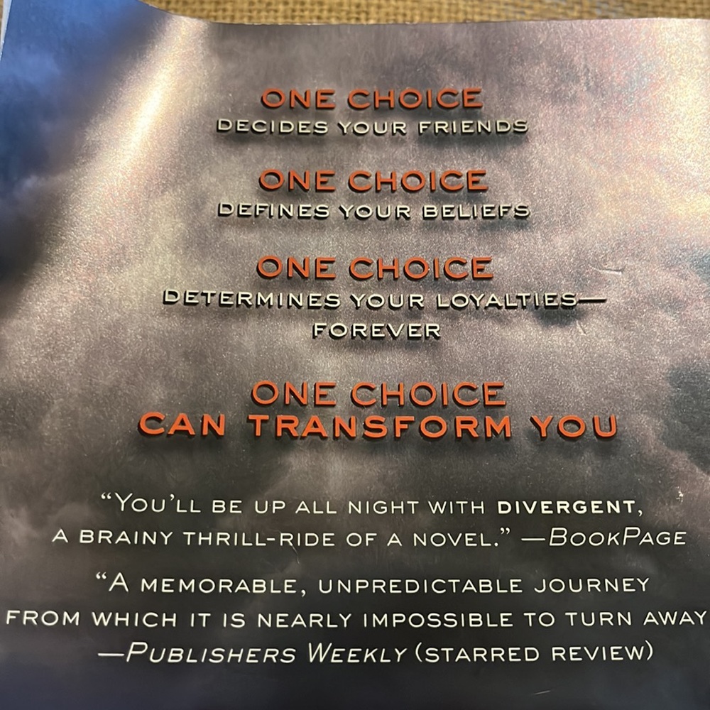 DIVERGENT by Veronica Roth book - Picture 5 of 6